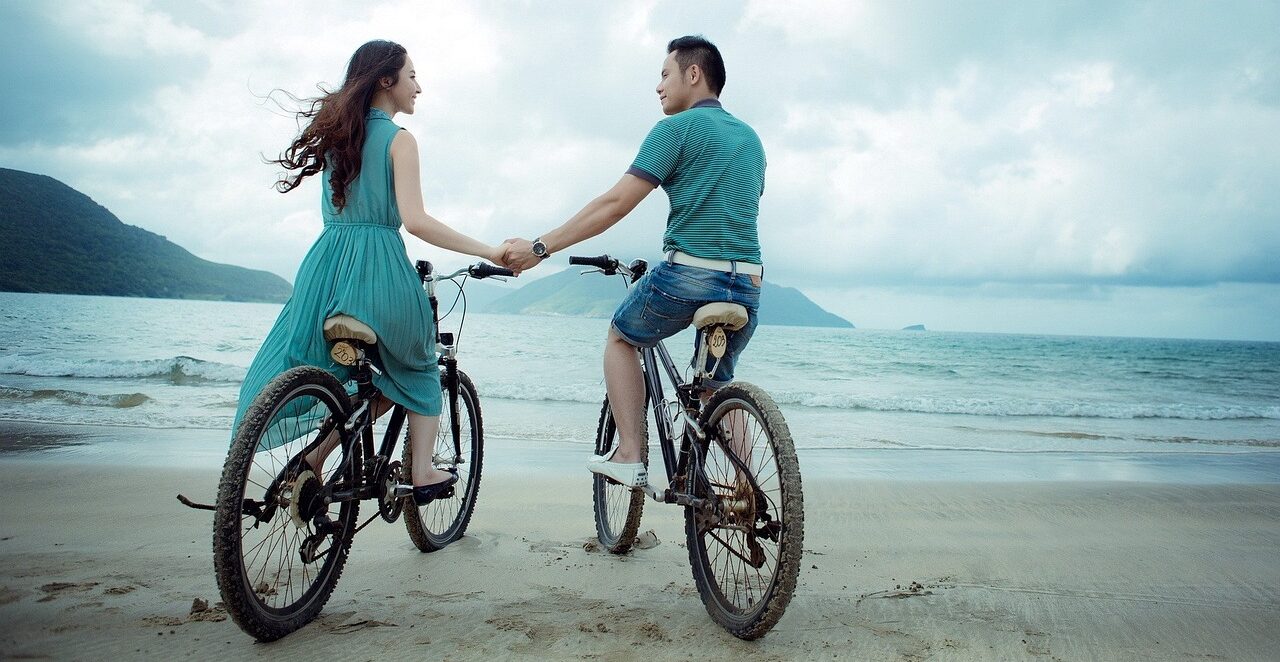 couple, beach, bicycles-955926.jpg